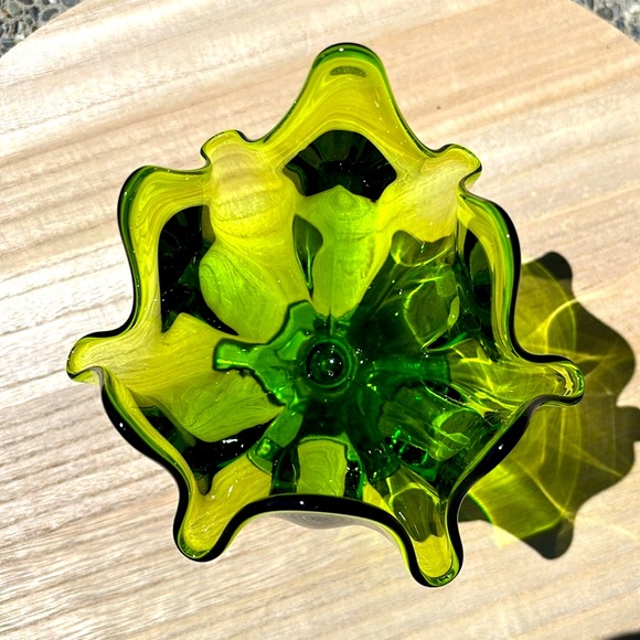 Vintage Viking Glass Epic Avocado 6 Petal Vase - Picture 3 of 6